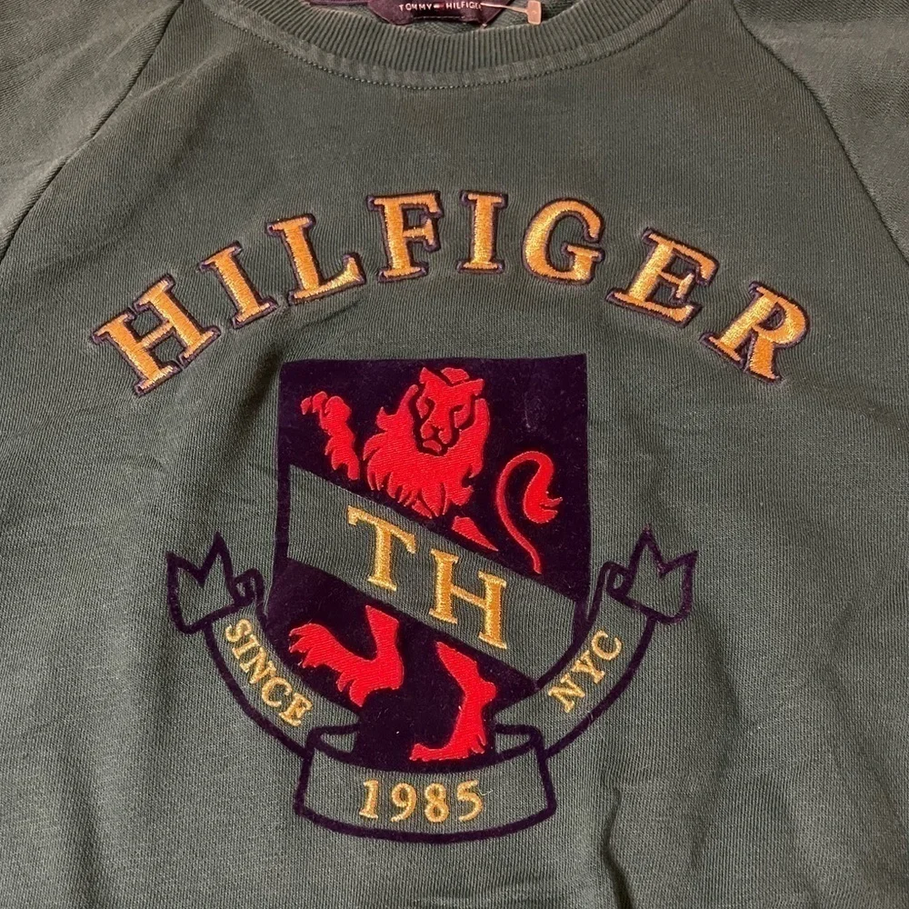 Tommy Hilfiger vintage look campus style classic crew neck crested embroidered - Picture 3 of 6